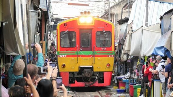 タイ国鉄メークローン線 市場通過時