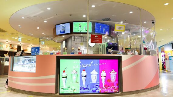 4月1日〜17日の期間限定でSHIBUYA109渋谷店にオープンしている「よつ葉 ice stand」。若い世代へ発信していきたいというよつ葉乳業の思いから、イマダ キッチンとのコラボが実現した（撮影：今井康一）