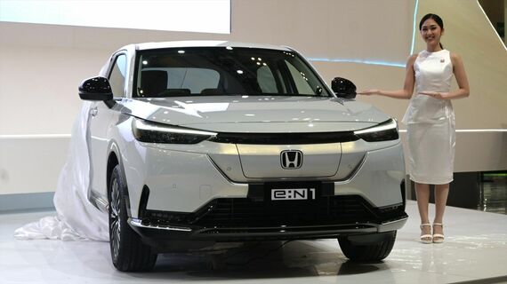 日本の「ヴェゼル」のボディを一部流用するEV、ホンダ「e:N1」（筆者撮影）