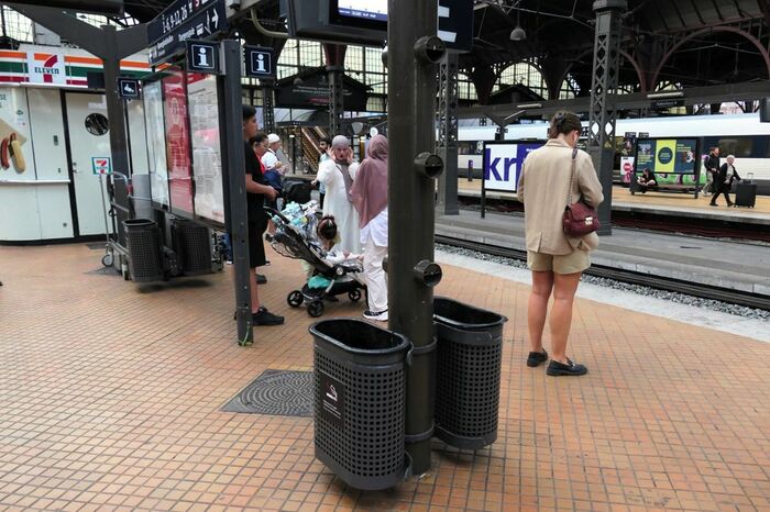 至近にゴミ箱が4つ、ゴミ箱の数が多く、頻繁に回収されて