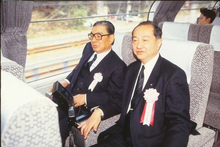 「あさぎり」に試乗するJR東海の須田寛社長（当時・右）