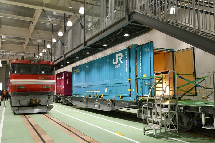 EH800形と共に貨車も展示　コンテナ内部も公開された