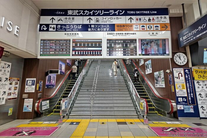 現在も堂々とした正面の大階段。改札は2階にある