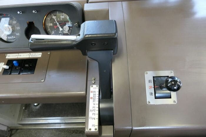 デト15の運転台