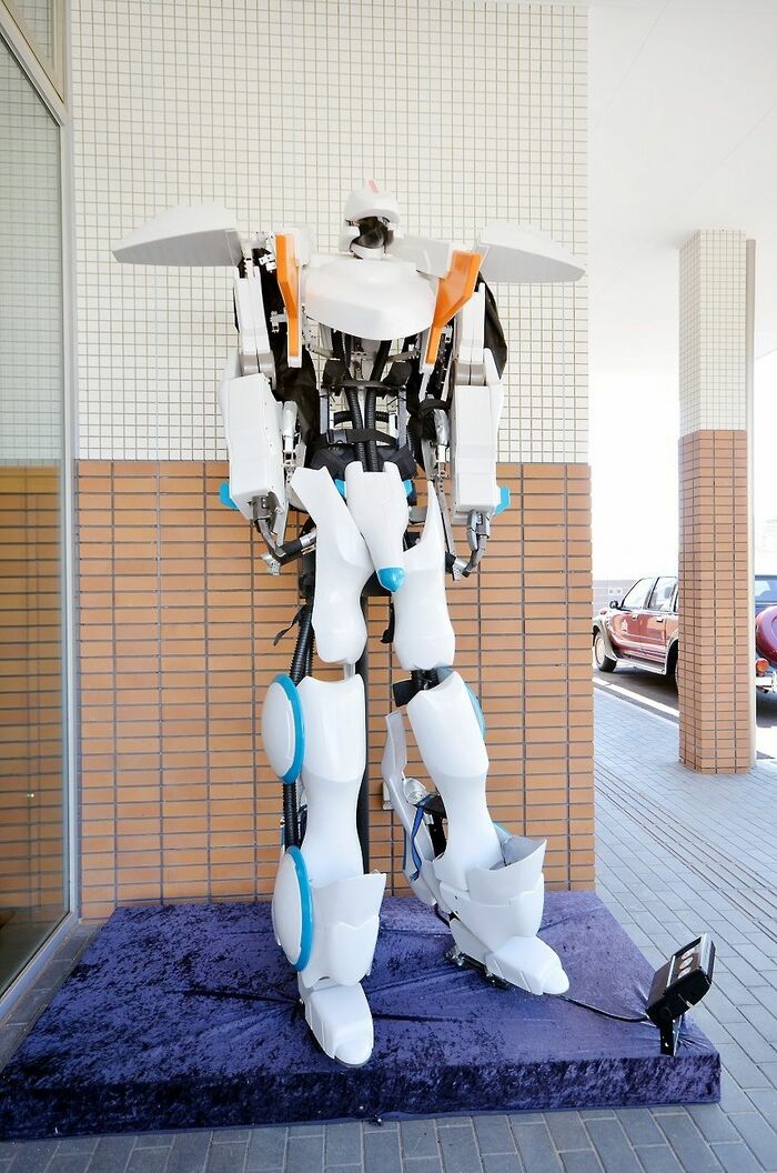 入り口前に鎮座する「スケルトニクス」