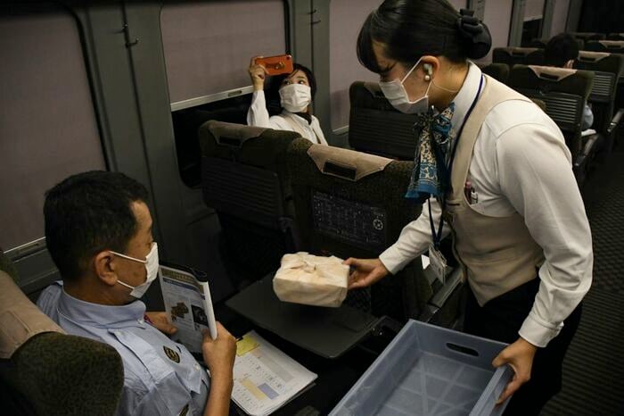 弁当を配る訓練。食材の説明も丁寧に