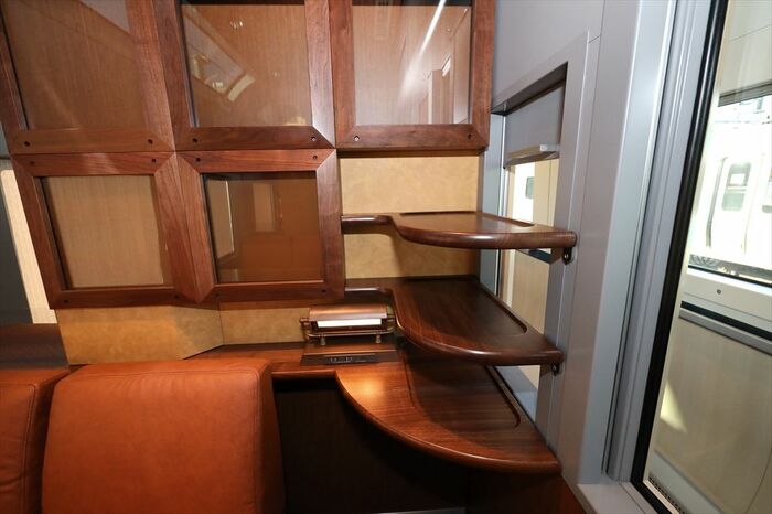 個室は落ち着いた木目調のデザインだ