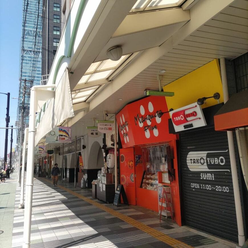 かつて自販機があった場所「TAKOTUBO SUMI」は、今は冷食保管庫になっている（著者撮影）