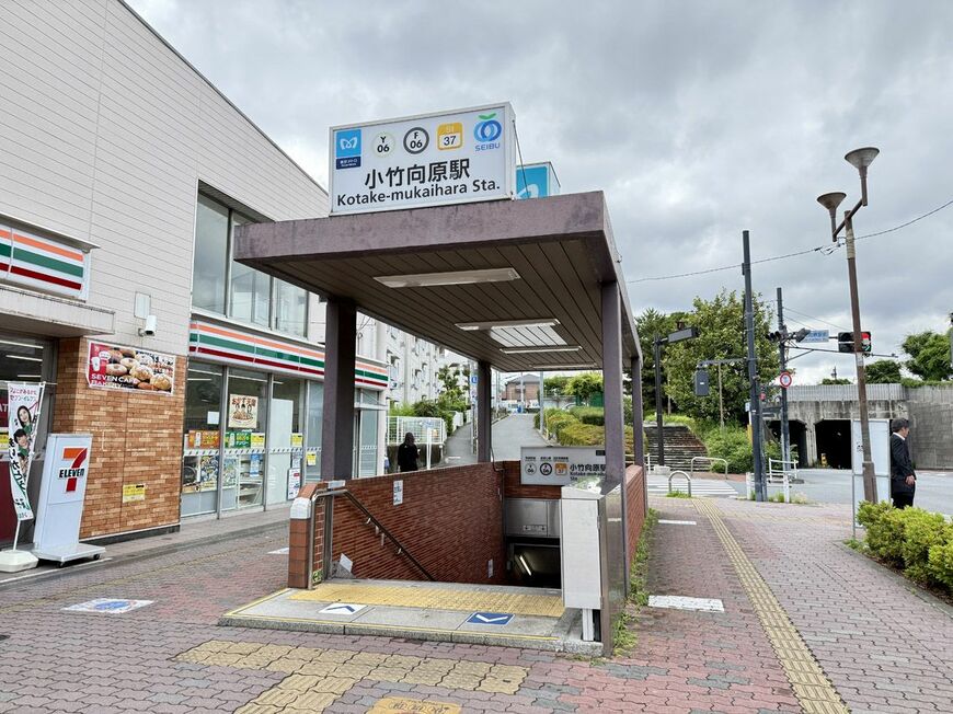 小竹向原駅の4番出口。他に出口が3つあるが、いずれの出口前にもロータリーはない（写真：筆者撮影）