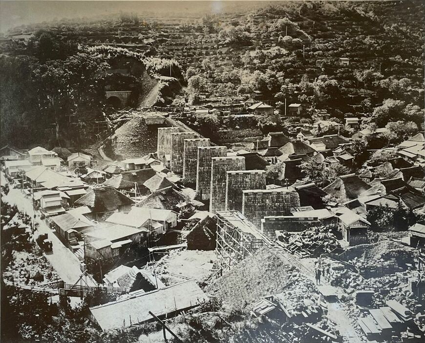 1920年頃に撮影されたと思われる小田原市石橋付近。中央では省線熱海線の橋梁建設が進んでおり、左端には石橋駅（軽便時代に設置）に停車中の軽便の機関車が写っている（写真：大浜保彦氏提供）