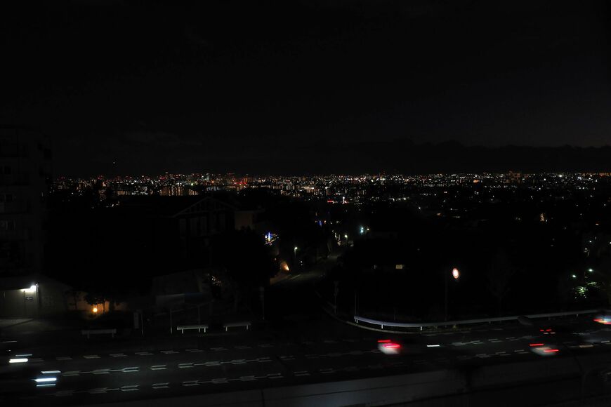 少路―千里中央間の車内から見た夜景。かなたに見えるのは大阪市街＝2023年11月（撮影：伊原薫）