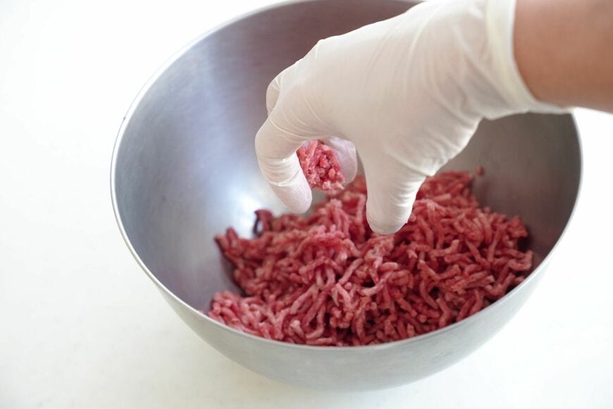 ひき肉に塩を加える