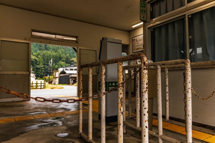 板荷駅の改札口。さび付いたラッチと簡易ＩＣ改札機のコントラスト（撮影：鼠入昌史）