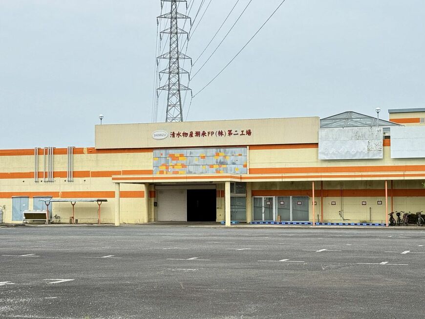 外壁に工場名が書かれている（写真：筆者撮影）