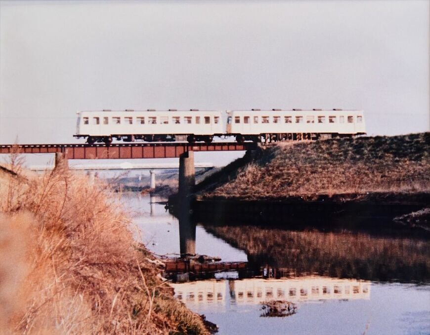 福川にかかる東武橋上を行く熊谷線のキハ2000形。統括制御が可能で朝夕の混雑時は2両編成で運転された（写真提供：熊谷市）