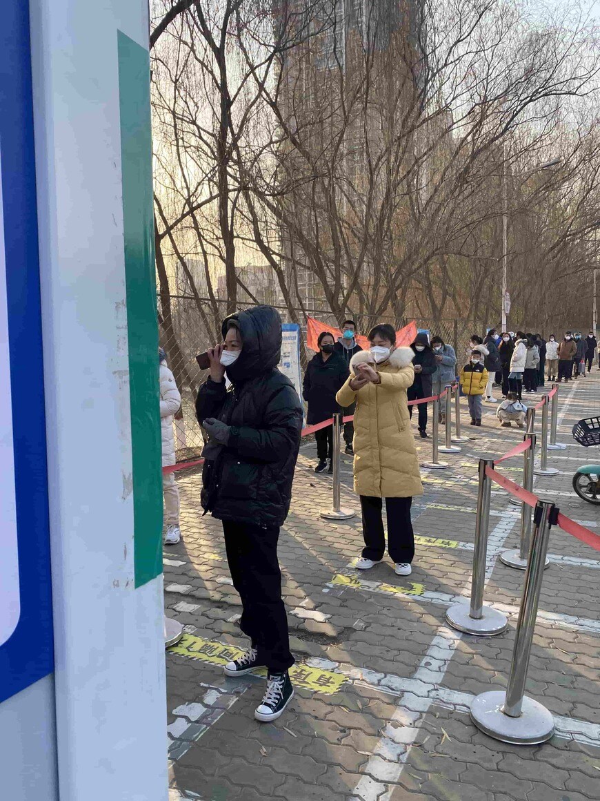 長蛇の列をなしている銀川市のPCR検査場（写真・筆者撮影）
