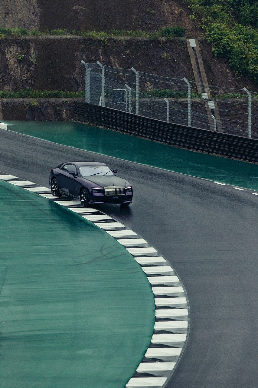 ロールス・ロイス「ブラック・バッジ・スペクター」（写真：ロールス・ロイス・モーター・カーズ）