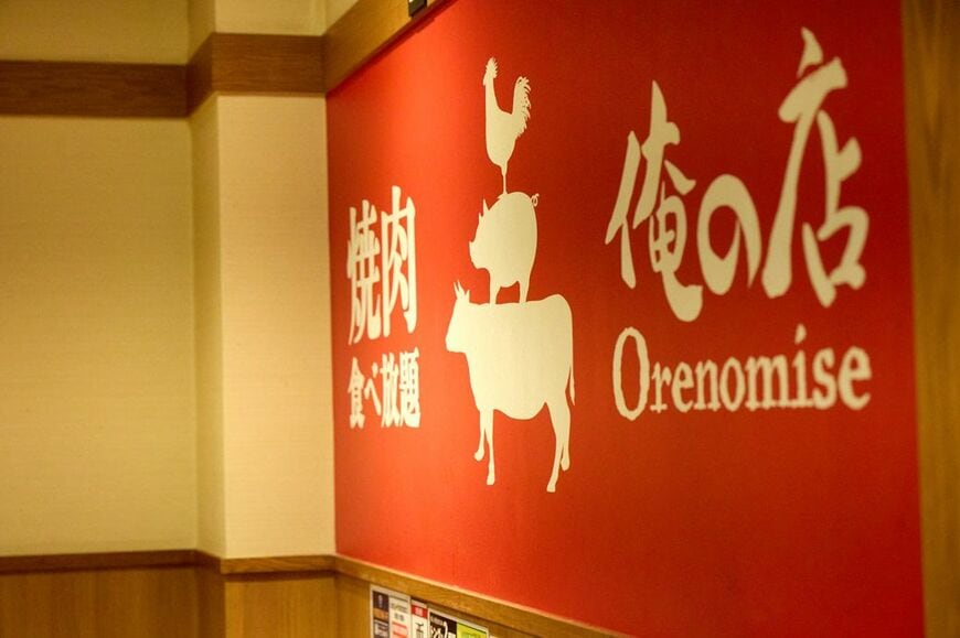 店内にはブレーメンの音楽隊みたいな看板もあった（写真：筆者撮影）