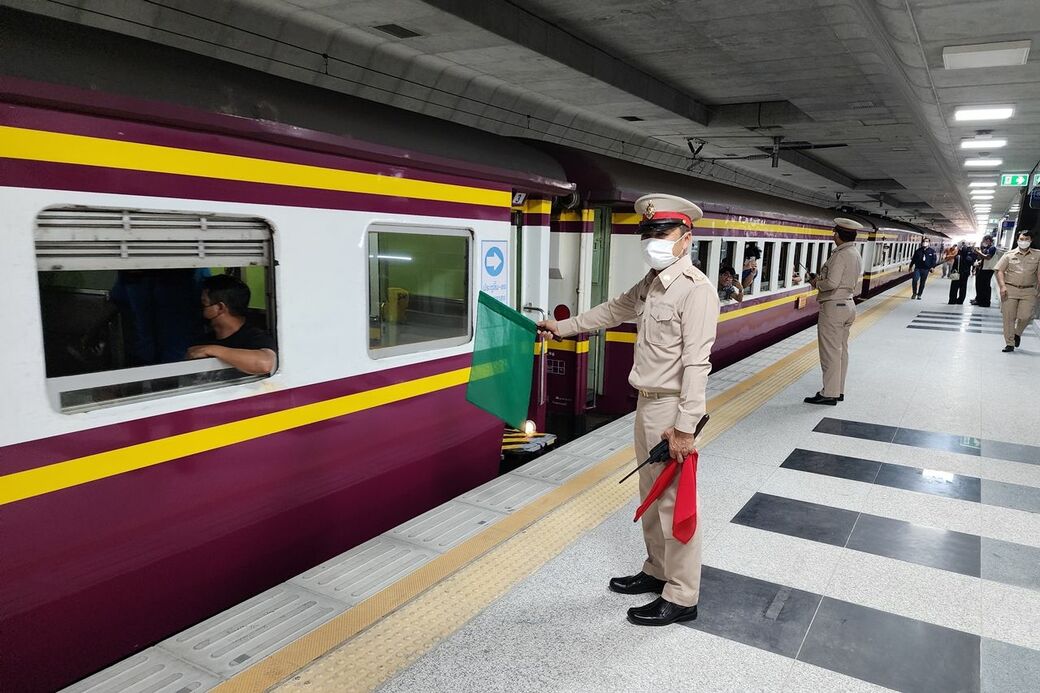 タイ国鉄・バンスー中央駅発の長距離一番列車