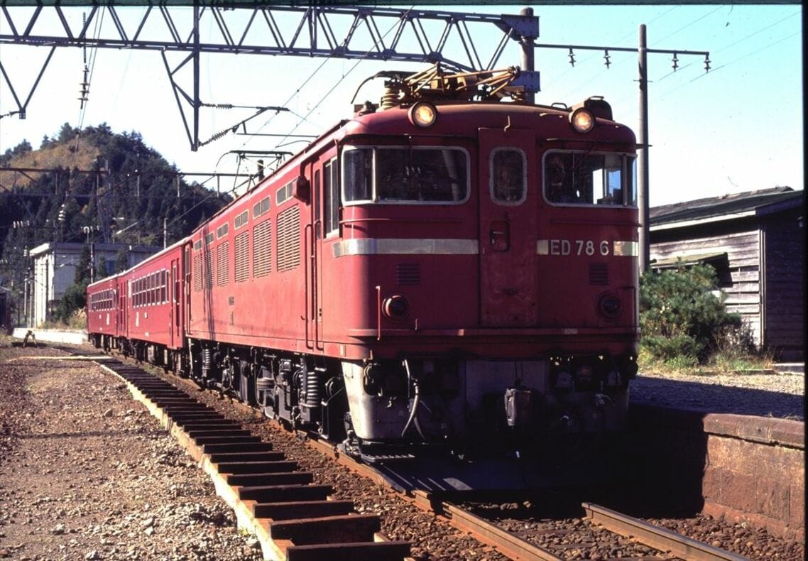 峠駅に停車するED78形牽引の普通列車