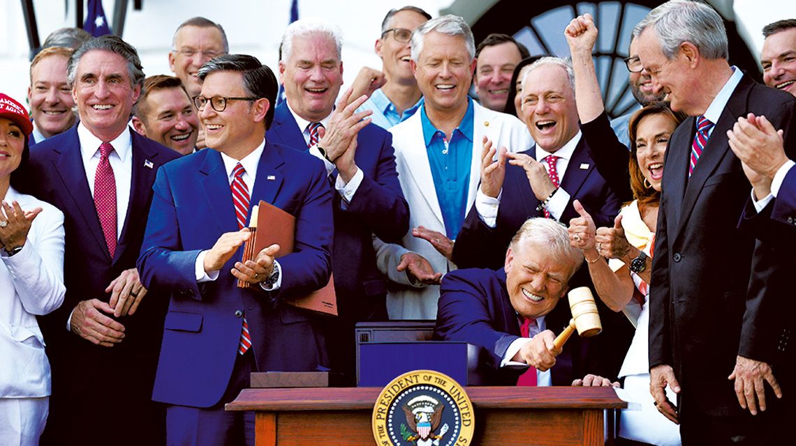 小づちを鳴らすトランプ米大統領