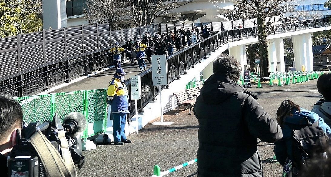 最初に「パンダのもり」のある西園へ到着した観覧者と、待ち構える報道陣（写真：2022年1月12日筆者撮影）