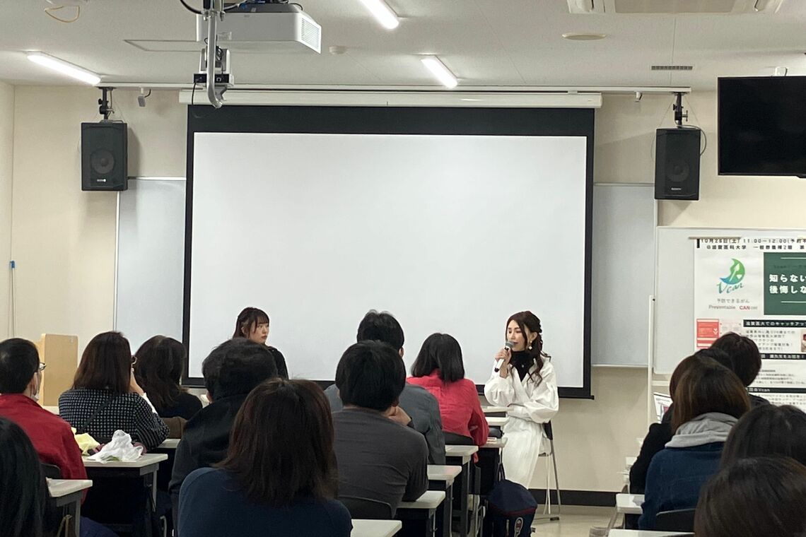 滋賀医大で話す居原田さん（写真：河原さん提供）