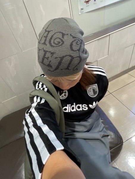 サッカーユニフォームのようなadidasのトップスを着用している「ブロークコア」のスタイル。ブロークとは、イギリス英語で「やつ・一般男性」を指すスラング（筆者提供）