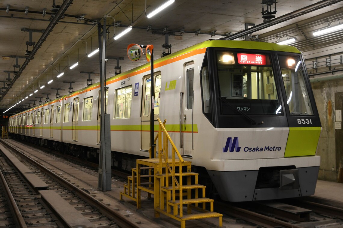 長堀鶴見緑地線に転用された元今里筋線用80系。側面の帯は両線のラインカラーの組み合わせ（撮影：伊原薫）