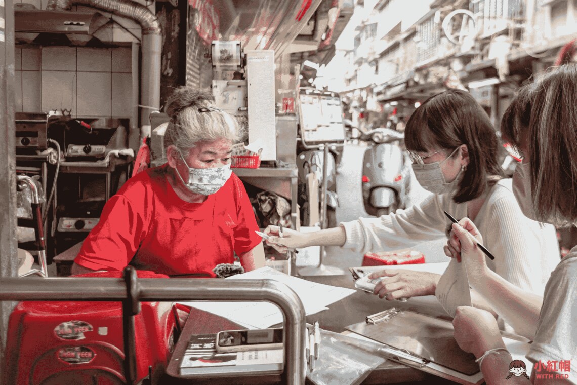おばあちゃんたちに月経の経験について取材する小紅帽（写真・小紅帽）