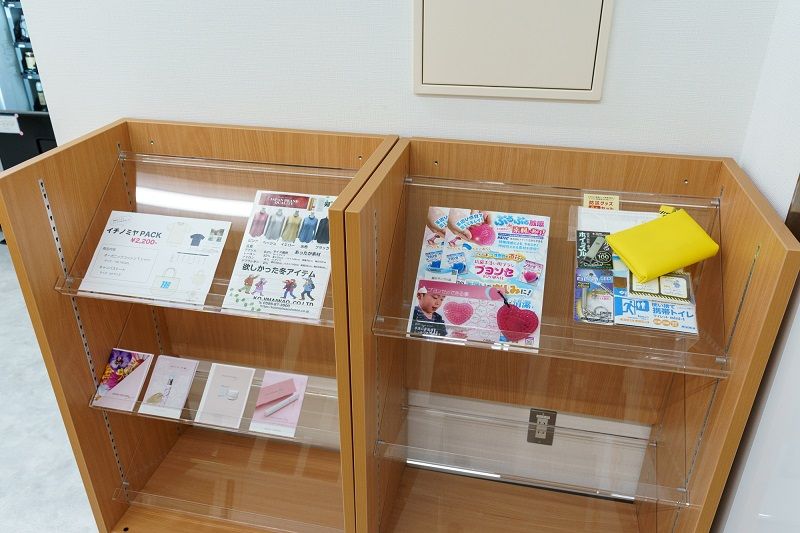 商品のチラシやサンプルが置かれたラック（筆者撮影）