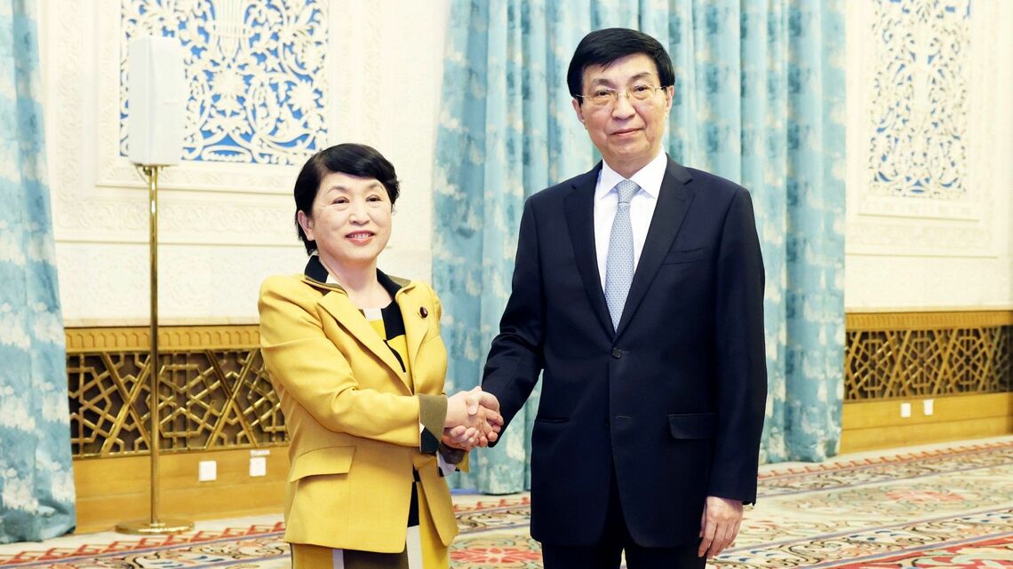 社民党の福島瑞穂党首は中国の王滬寧政治局常務委員と会談（写真：新華社／アフロ）
