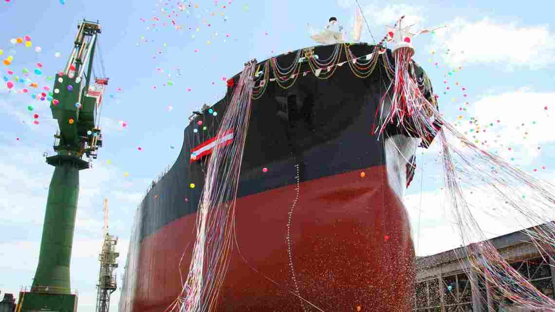 かつては構造不況の代名詞だった造船業界。雨続きだった天気予想が変わり始めている（写真： やんちんぐ／PIXTA）