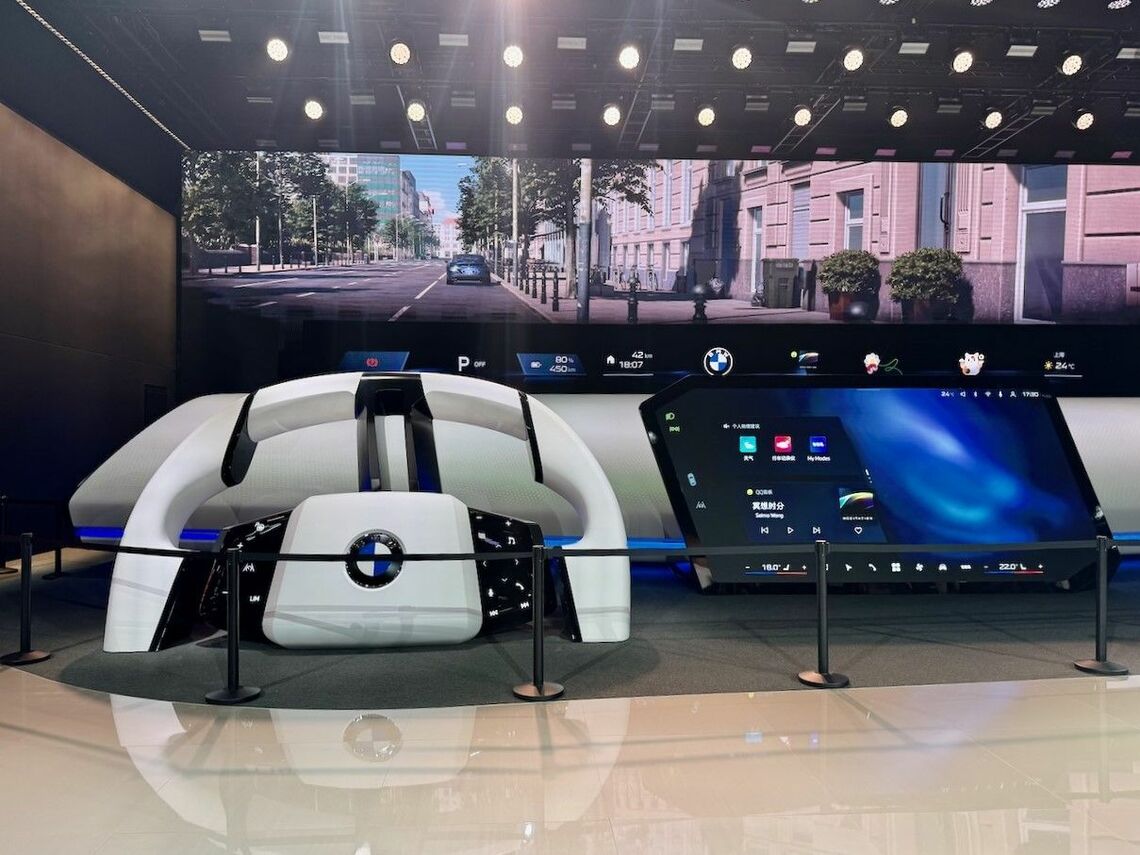 BMWブースにしつられられた巨大な「パノラミックiDrive」のディスプレイ（筆者撮影）