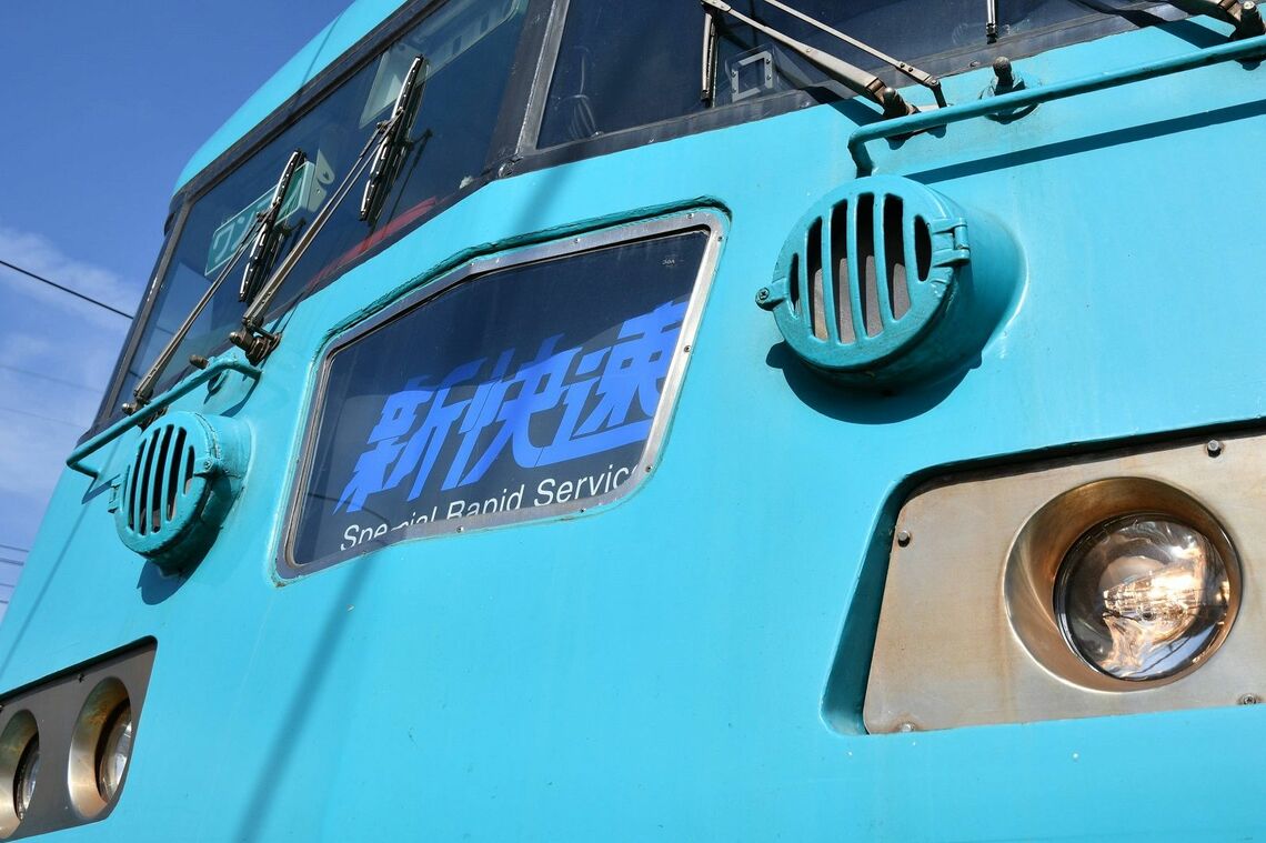 中央部には逆台形の種別表示幕を装備。これも独特の形状だ（筆者撮影）
