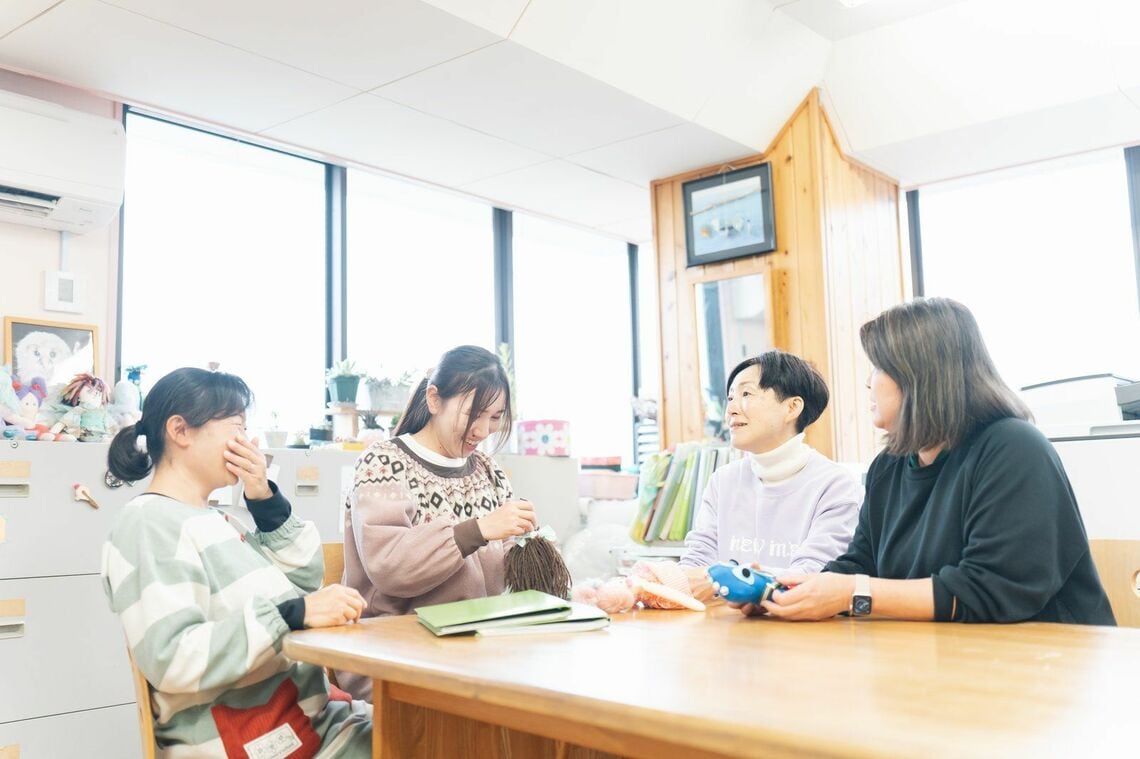 保育園の職員らと話す藤原さん