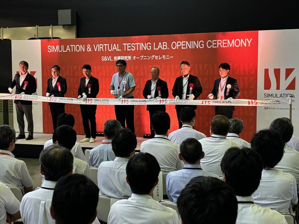 S&VL技術研究所の開所式典の様子。中央が同社の村松社長。その左が山本知事で右（反対側）が清水市長（筆者撮影）