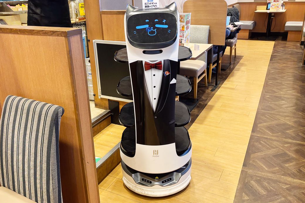 配膳ロボット、ちょっと時間があるとすぐに寝る。そんなところまでちゃんと猫！（筆者撮影）