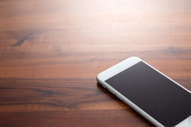 机に置かれたスマホ