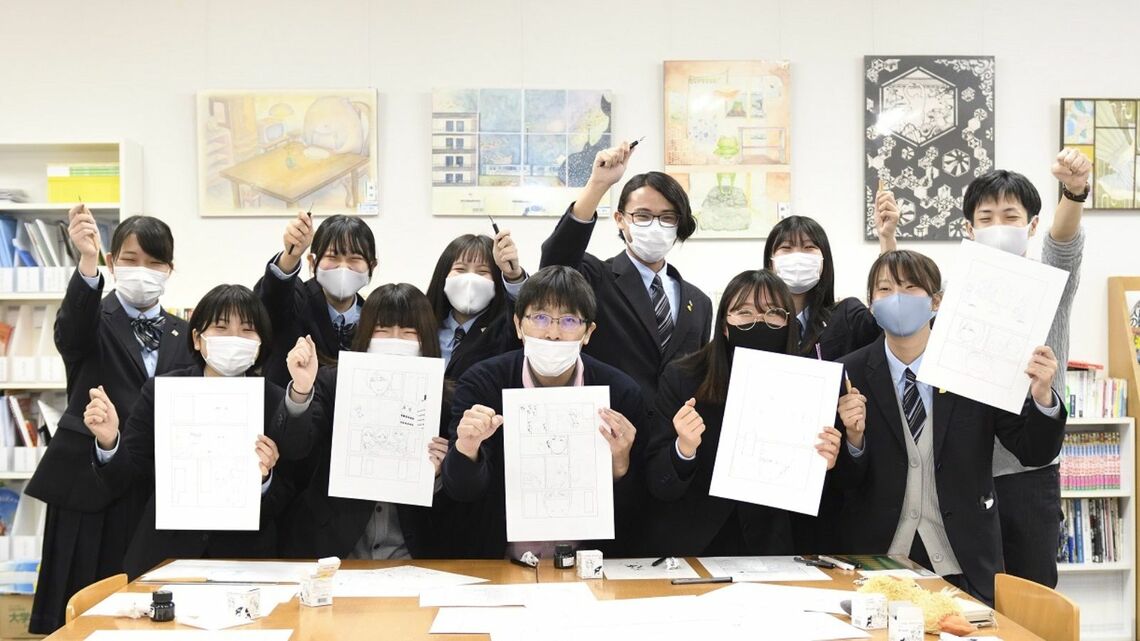 長谷川一夫さん（前列中央）と闘病マンガを作った高校生たち（写真：長谷川さん提供）