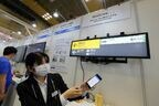 個別に行き先を案内してくれるデジタルサイネージ。