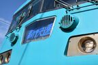 中央部には逆台形の種別表示幕を装備。これも独特の形状だ