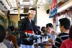 海女の衣装を纏った売り子が車内で”うに弁当”を販売