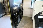 仕切りのガラス部分にもテーブルを取り付けた