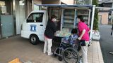 ローソンの移動販売車で買い物をする高齢者施設の入居者（写真：ローソン提供）