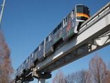 青空をバックに走るモノレール（記者撮影）