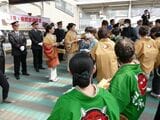 鬼怒川温泉駅でのお出迎え＝2016年3月18日（記者撮影）