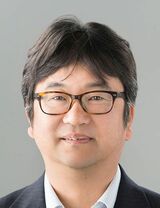 竹内和雄（たけうち・かずお）兵庫県立大学環境人間学部教授（教育学博士）公立中学校で20年生徒指導主事等を担当（途中小学校兼務）。寝屋川市教委指導主事を経て2012年より兵庫県立大学環境人間学部准教授、2023年より現職。生徒指導を専門とし、いじめ、不登校、ネット問題、生徒会活動等を研究している。文部科学省有識者会議座長など、子どもとネット問題についての委員を歴任。生徒指導提要（改訂版）執筆協力者。2014年ウィーン大学客員研究員。『10代と考える「スマホ」ネット・ゲームとかしこくつきあう』（岩波書店）などの著書がある（写真：本人提供）