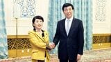 社民党の福島瑞穂党首は中国の王滬寧政治局常務委員と会談（写真：新華社／アフロ）