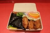 特別に店内カウンターでお弁当を食べる許可をいただいた（筆者撮影）
